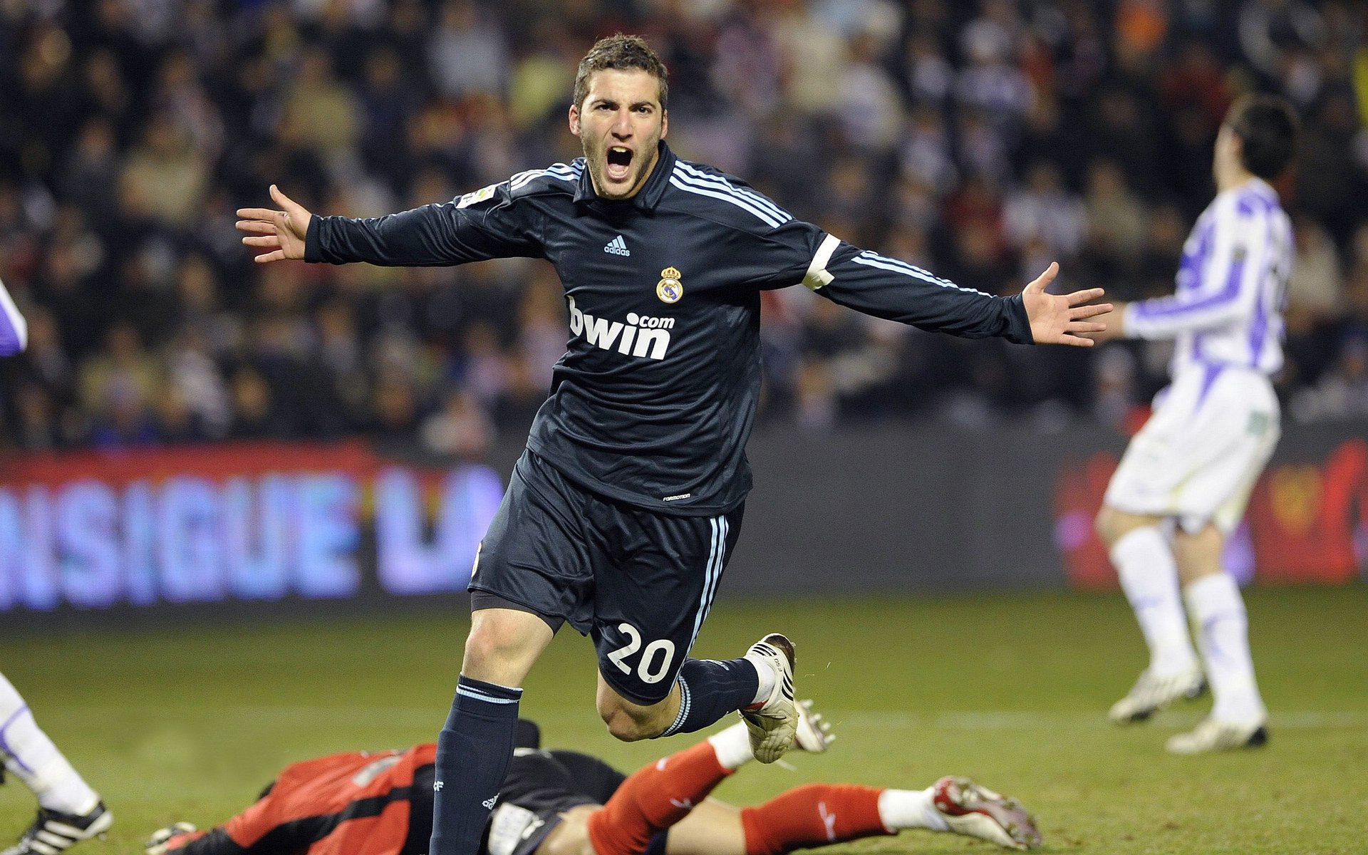 德甲裁判争议不断，这次裁判判决引发轩然大波，德甲 打架